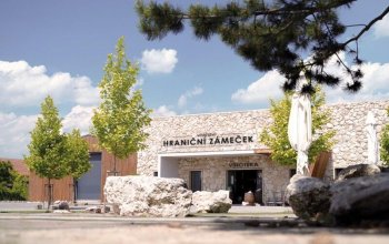 Vinařský výlet na koloběžce a v kánoi s degustací ve vinařství Hraniční zámeček – Lednice