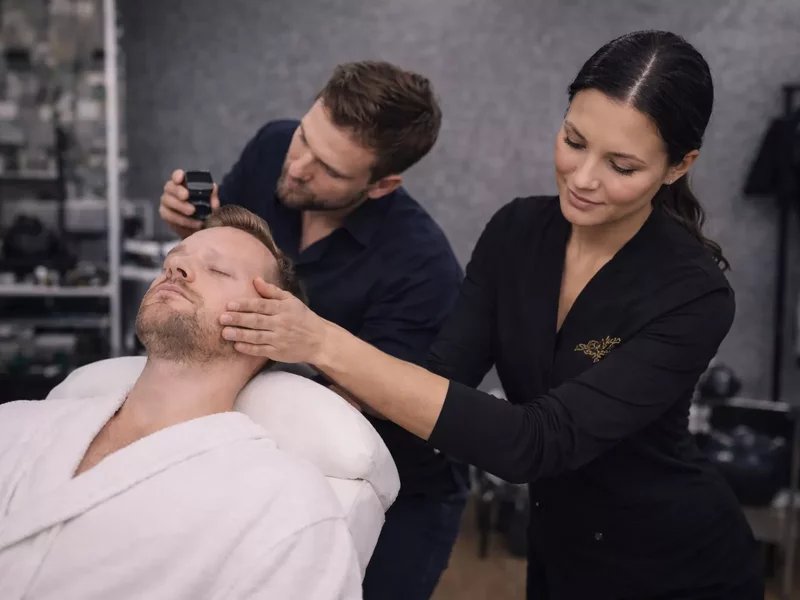 Proměna moderního muže v Praze plná péče a stylu