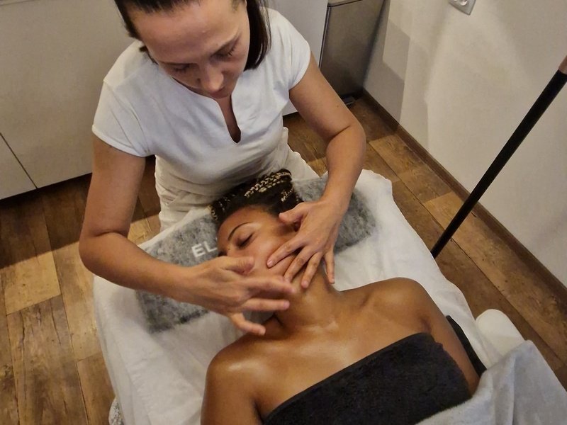 Ultrazvukové čištění pleti se sérem a maskou v Praze