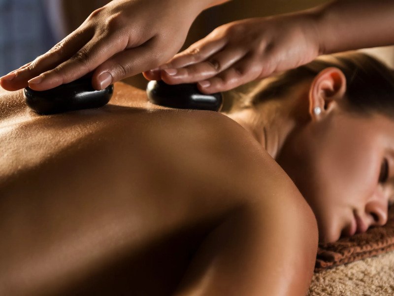 Masáž lávovými kameny pro ženy v Praze