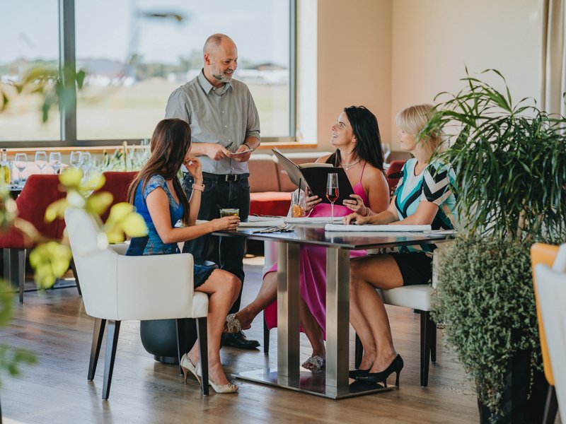 Pobyt na letišti s degustační večeří pro dva