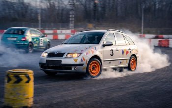 Driftování bokem na závodním polygonu v Ostravě