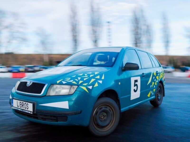 Driftování bokem na závodním polygonu v Ostravě