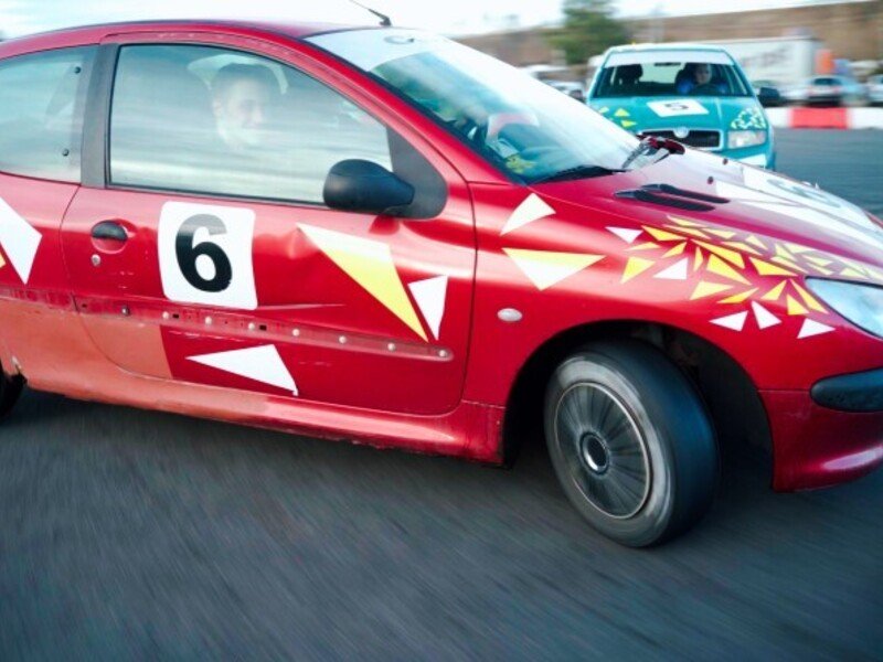 Driftování bokem na závodním polygonu v Ostravě