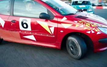 Driftování bokem na závodním polygonu v Ostravě