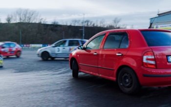 Driftování bokem na závodním polygonu v Ostravě