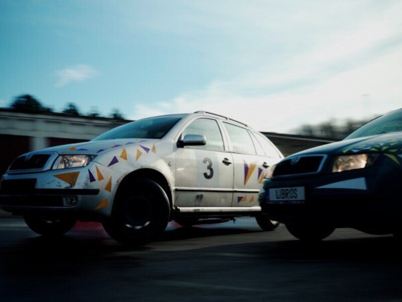 Driftování bokem na závodním polygonu v Ostravě