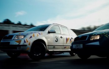 Driftování bokem na závodním polygonu v Ostravě