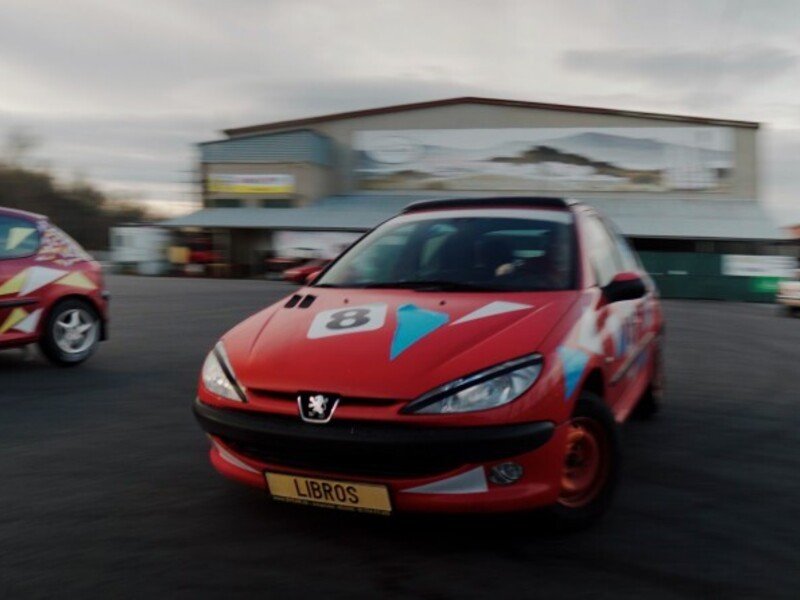 Driftování bokem na závodním polygonu v Ostravě