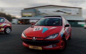 Driftování bokem na závodním polygonu v Ostravě