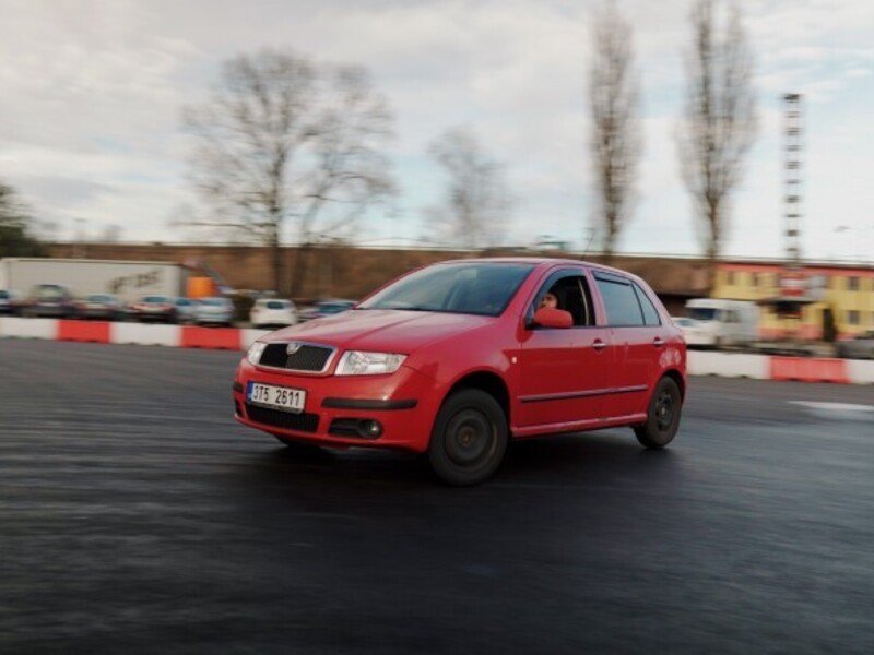 Driftování bokem na závodním polygonu v Ostravě