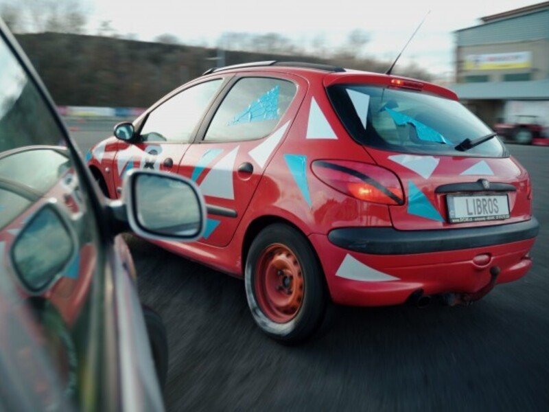 Driftování bokem na závodním polygonu v Ostravě