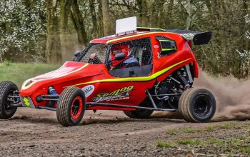 Adrenalinová jízda v buggy na závodním okruhu