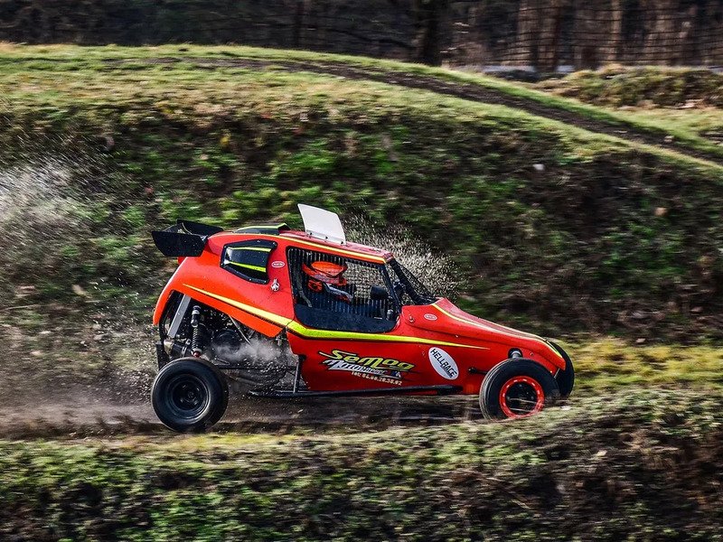 Adrenalinová jízda v buggy na závodním okruhu