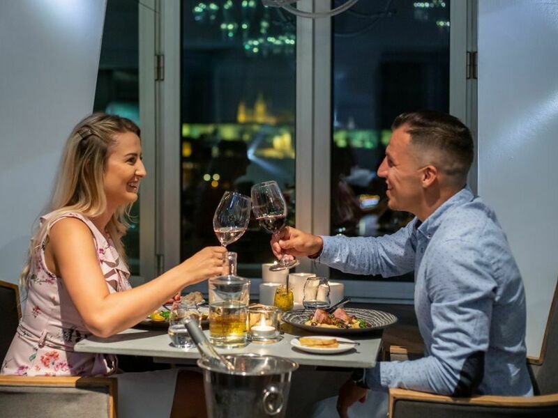 Noc v Tančícím domě s tříchodovou večeří pro 2