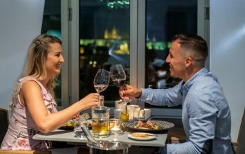 Noc v Tančícím domě s tříchodovou večeří pro 2