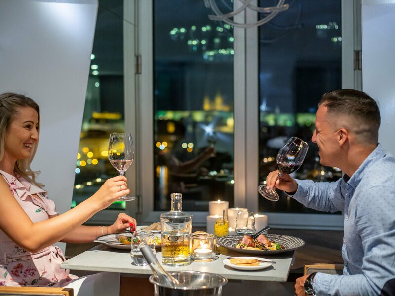 Noc v Tančícím domě s tříchodovou večeří pro 2