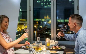 Noc v Tančícím domě s tříchodovou večeří pro 2