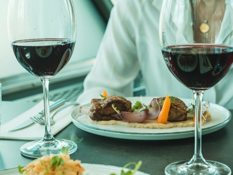 Noc v Tančícím domě s tříchodovou večeří pro 2