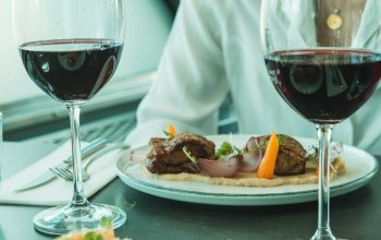 Noc v Tančícím domě s tříchodovou večeří pro 2