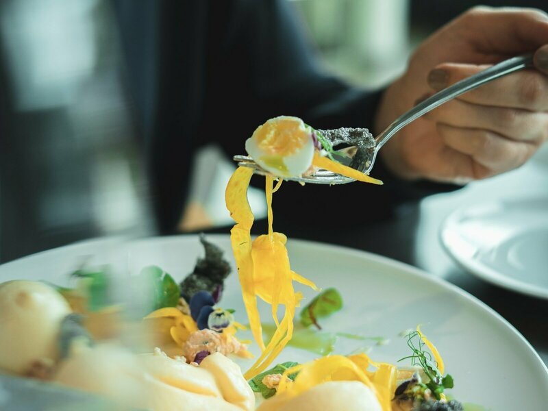 Noc v Tančícím domě s tříchodovou večeří pro 2