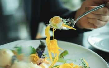 Noc v Tančícím domě s tříchodovou večeří pro 2