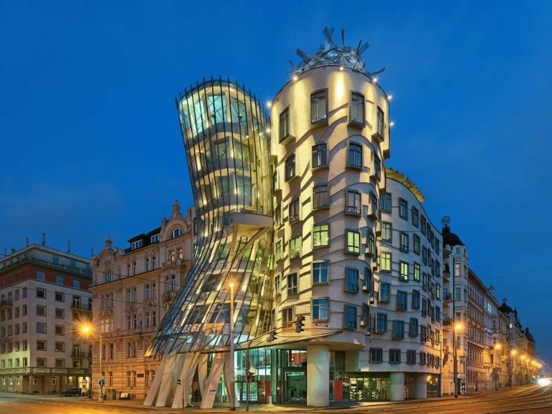 Noc v Tančícím domě s tříchodovou večeří pro 2