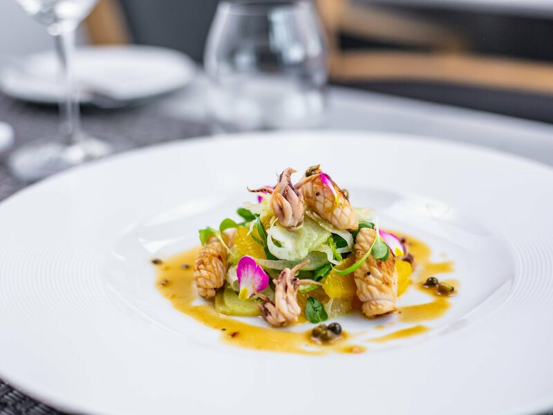 Noc v Tančícím domě s tříchodovou večeří pro 2