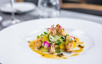 Noc v Tančícím domě s tříchodovou večeří pro 2