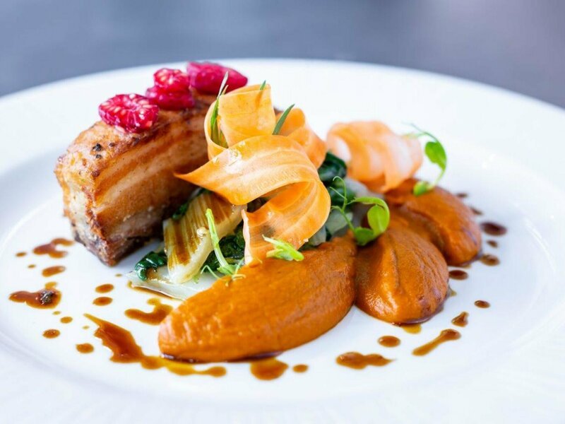 Noc v Tančícím domě s tříchodovou večeří pro 2