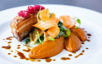 Noc v Tančícím domě s tříchodovou večeří pro 2