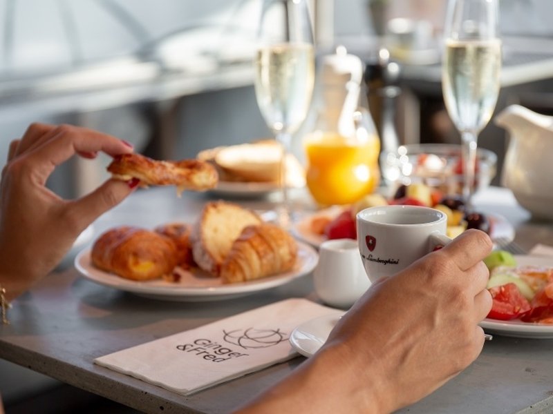 Noc v Tančícím domě s tříchodovou večeří pro 2