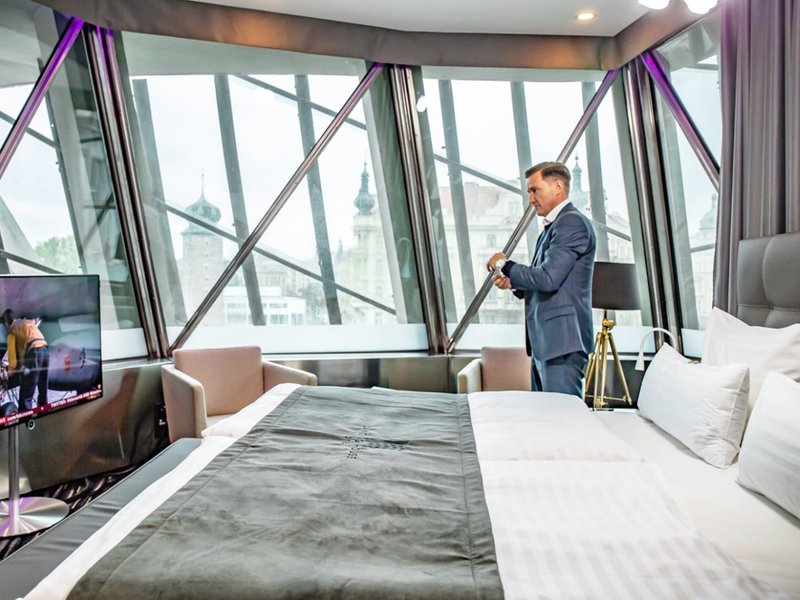 Noc v Tančícím domě s tříchodovou večeří pro 2