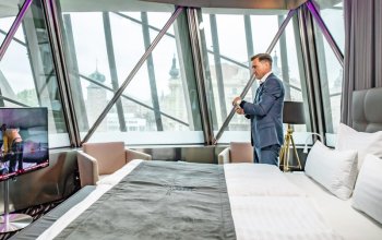 Noc v Tančícím domě s tříchodovou večeří pro 2