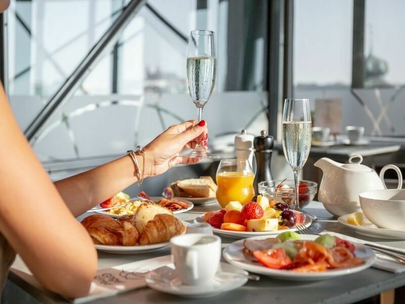 Noc v Tančícím domě s tříchodovou večeří pro 2