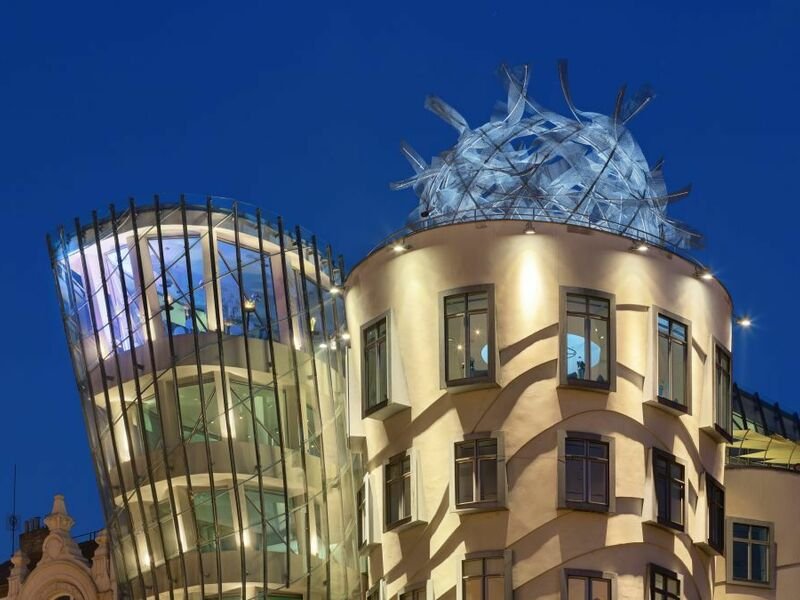 Noc v Tančícím domě s tříchodovou večeří pro 2