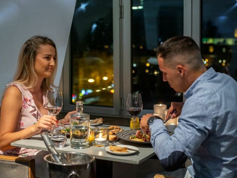 Noc v Tančícím domě s tříchodovou večeří pro 2