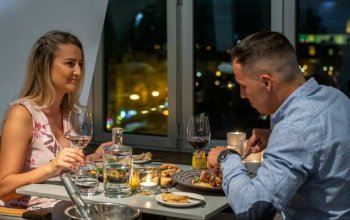 Noc v Tančícím domě s tříchodovou večeří pro 2