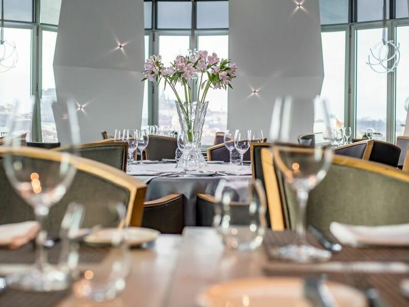 Noc v Tančícím domě s tříchodovou večeří pro 2