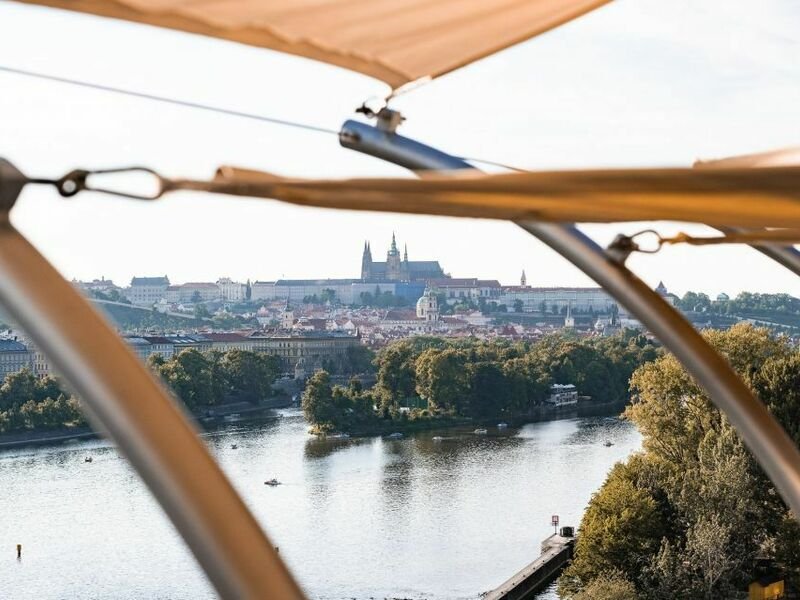 Noc v Tančícím domě s tříchodovou večeří pro 2