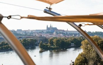 Noc v Tančícím domě s tříchodovou večeří pro 2