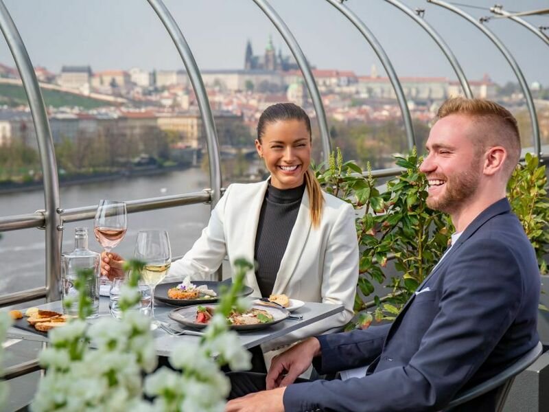 Noc v Tančícím domě s tříchodovou večeří pro 2