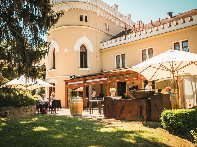 Noc na zámku Chateau St. Havel + 6chodové menu pro 2, Praha