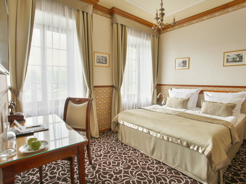 Noc na zámku Chateau St. Havel + 6chodové menu pro 2, Praha