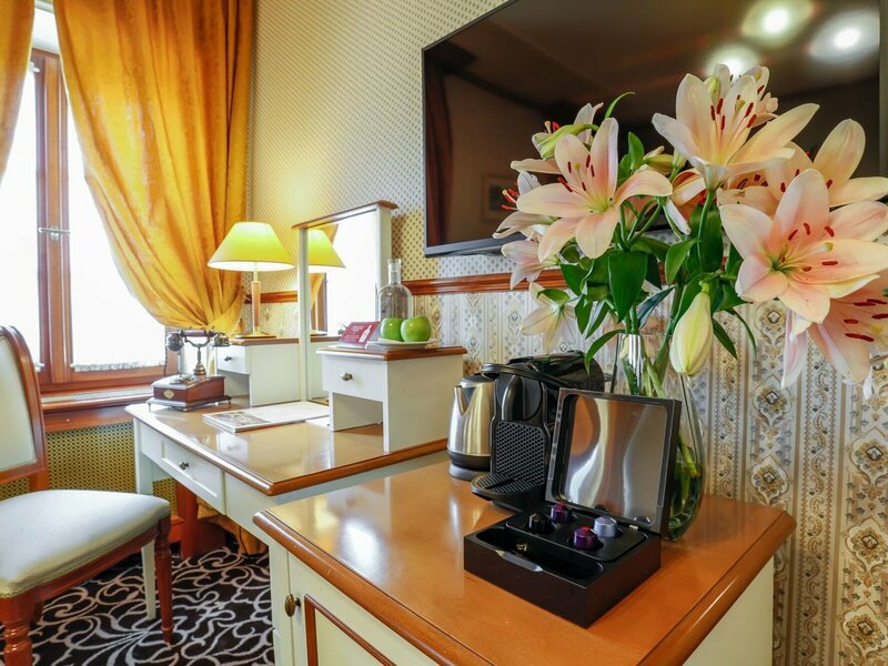 Noc na zámku Chateau St. Havel + 6chodové menu pro 2, Praha