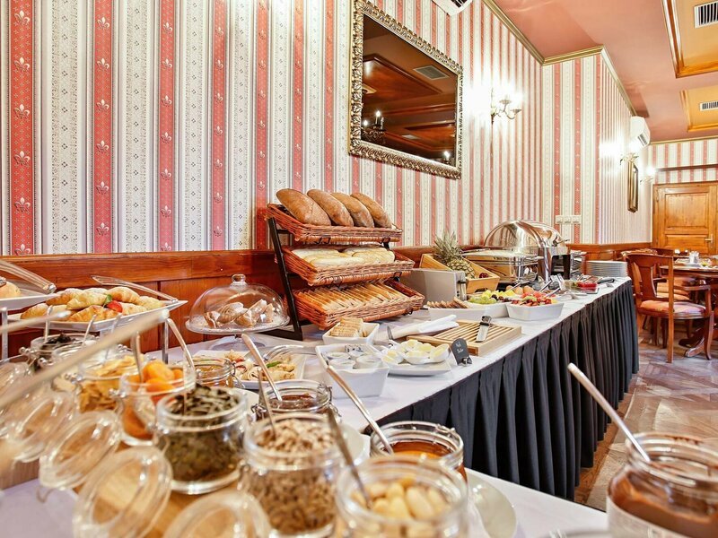 Noc na zámku Chateau St. Havel + 6chodové menu pro 2, Praha