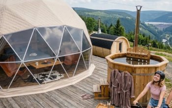 Romantický glamping s wellness a adrenalinem v Krkonoších