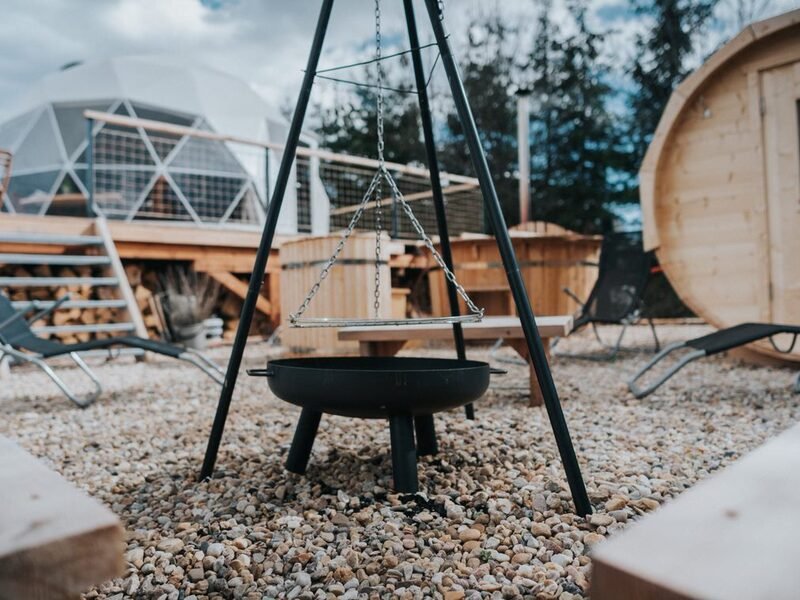 Romantický glamping s wellness a adrenalinem v Krkonoších