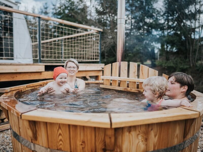 Romantický glamping s wellness a adrenalinem v Krkonoších