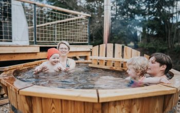 Romantický glamping s wellness a adrenalinem v Krkonoších